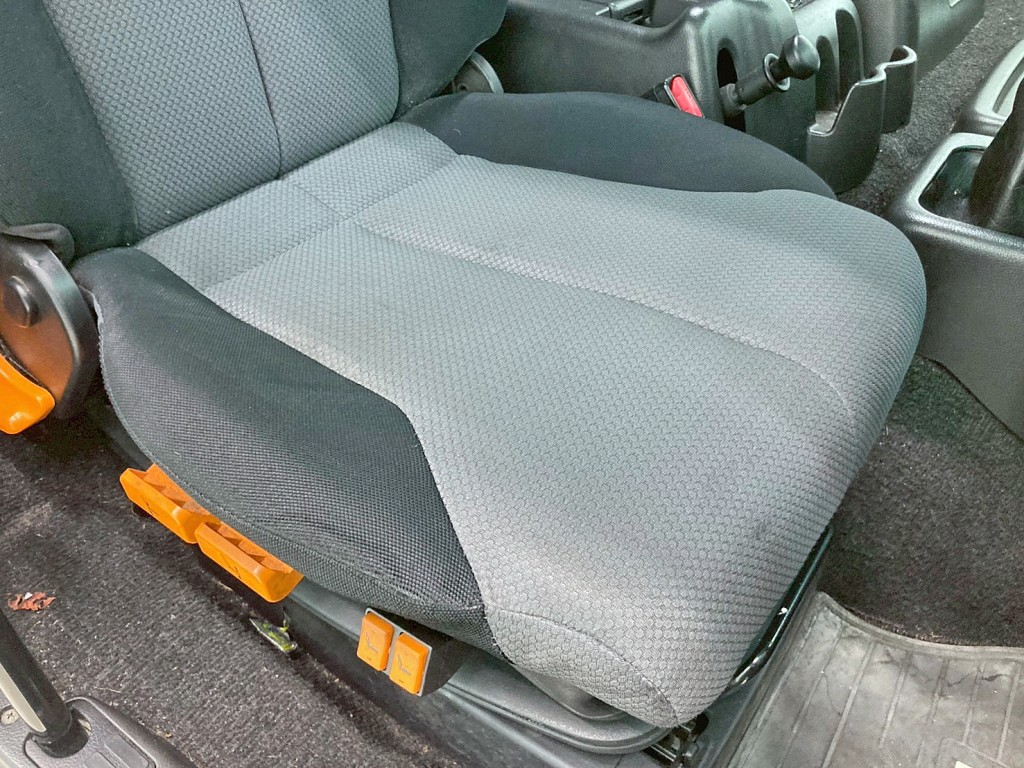 運転席座面にヘタリがあります。|日野 プロフィア LKG-FR1APBAの写真8