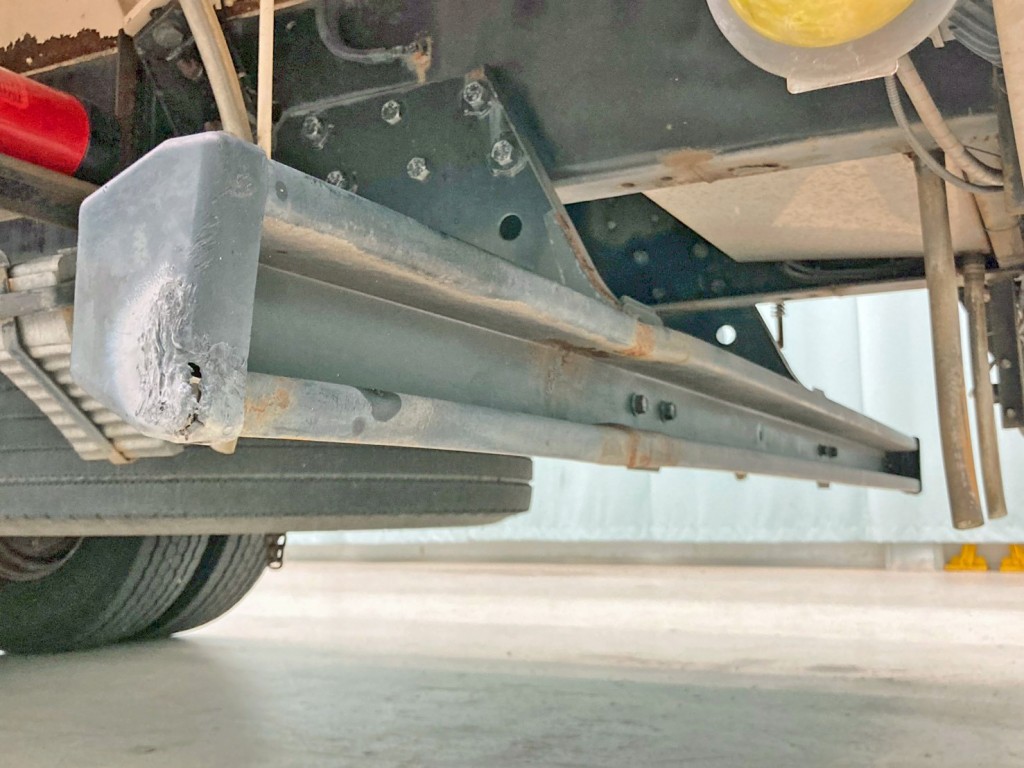 リヤバンパー助手席側にヘコミ・カバー割れがあります。|日野 プロフィア LKG-FR1APBAの写真18