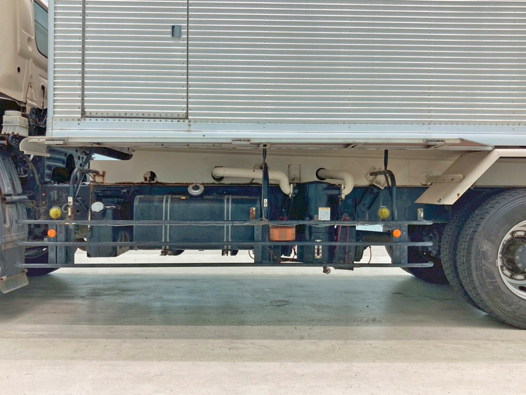 ボディー助手席側下部のカバーを開いた状態です。|日野 プロフィア LKG-FR1APBAの写真28