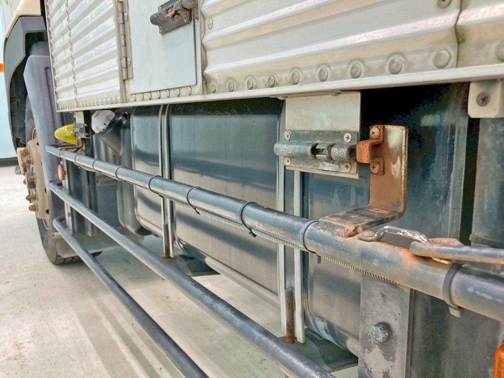 助手席側カバー中央部のロックが欠損しています。|日野 プロフィア LKG-FR1APBAの写真31