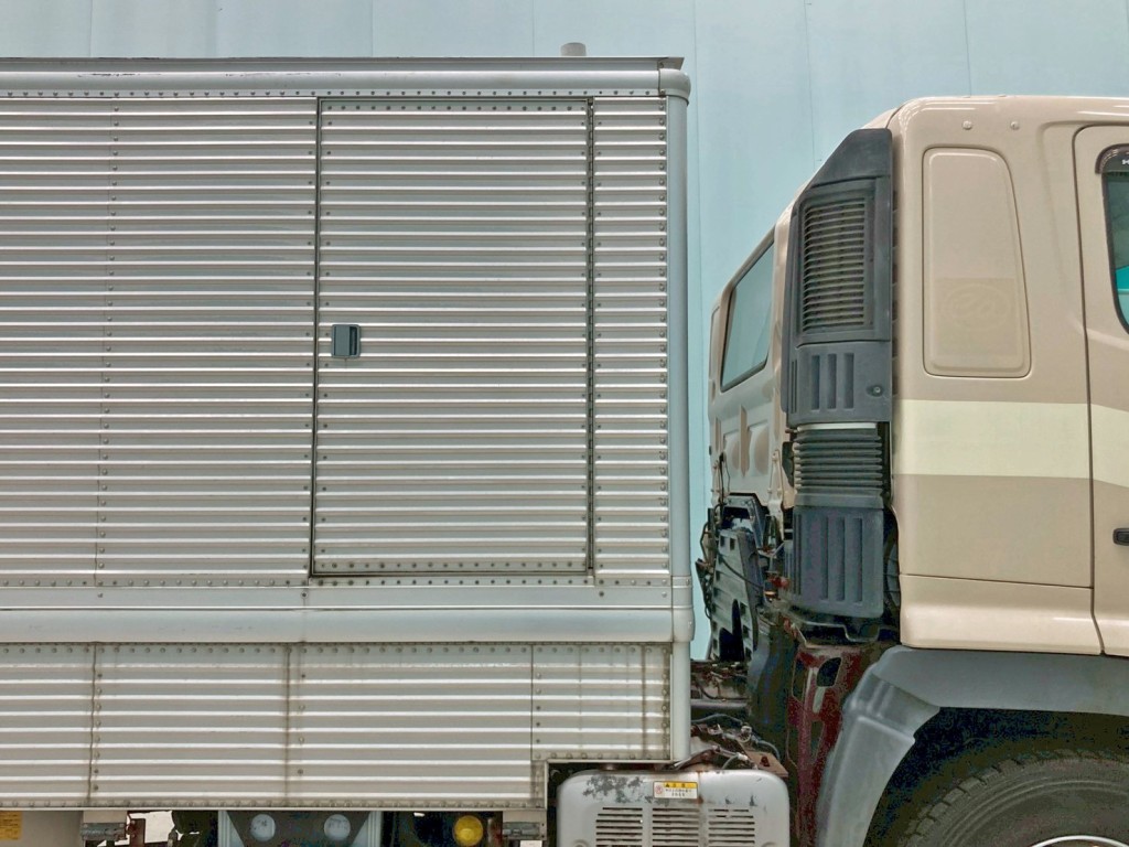 ボディー運転席側前方に片開き式のサイドドアが付いています。|日野 プロフィア LKG-FR1APBAの写真33