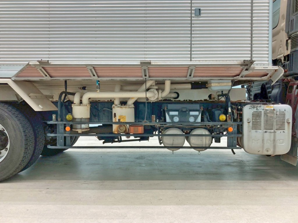 ボディー運転席側下部のカバーを開いた状態です。|日野 プロフィア LKG-FR1APBAの写真37