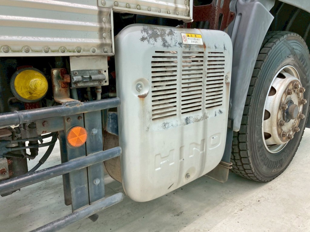 運転席側カバー前方のロックが欠損 及び マフラーカバーにキズ・サビがあります。|日野 プロフィア LKG-FR1APBAの写真39