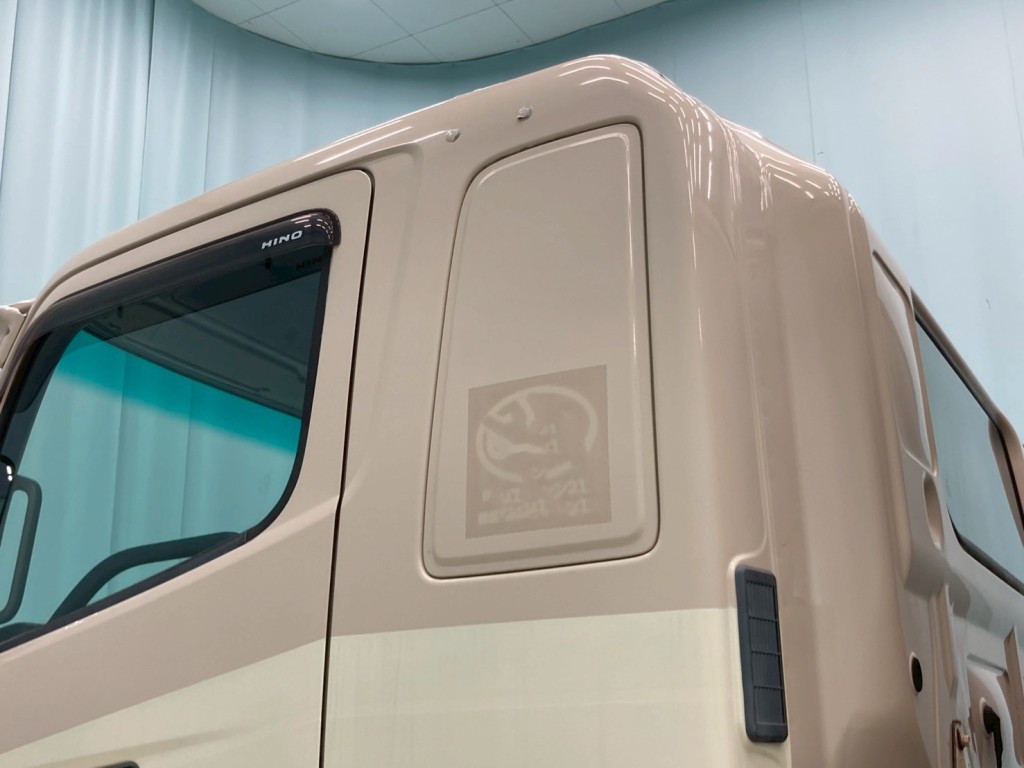 助手席側クォーターパネルにシールはがし跡があります。|日野 プロフィア LKG-FR1APBAの写真40