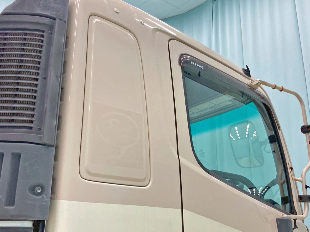 運転席側クォーターパネルにシールはがし跡があります。|日野 プロフィア LKG-FR1APBAの写真41