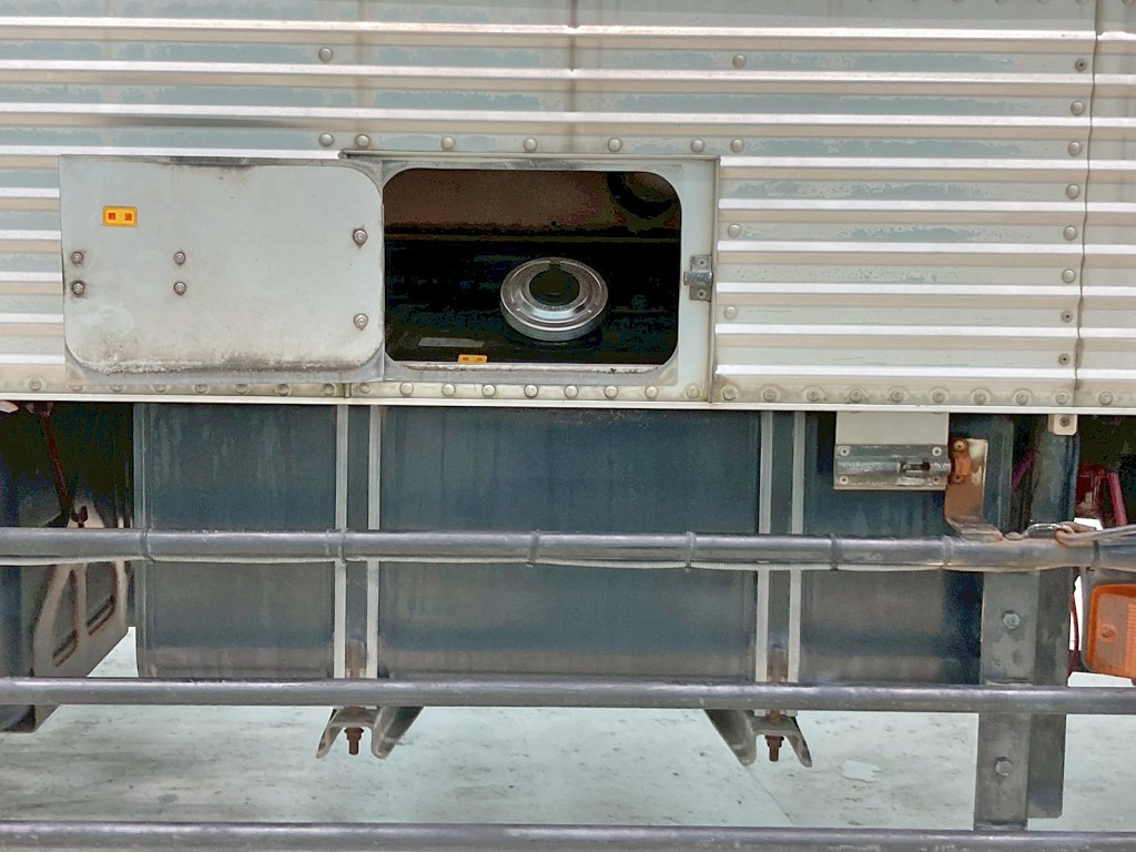 燃料タンクの小窓を開いた状態です。|日野 プロフィア LKG-FR1APBAの写真45