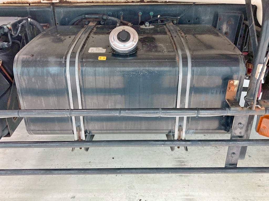 燃料タンクは200Lです。|日野 プロフィア LKG-FR1APBAの写真46