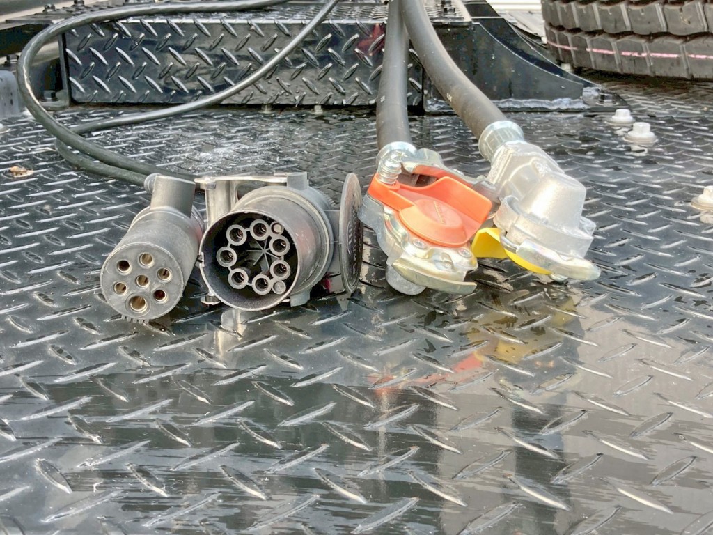 接続コネクターです。|UDトラックス  2DG-GW6ELHの写真11