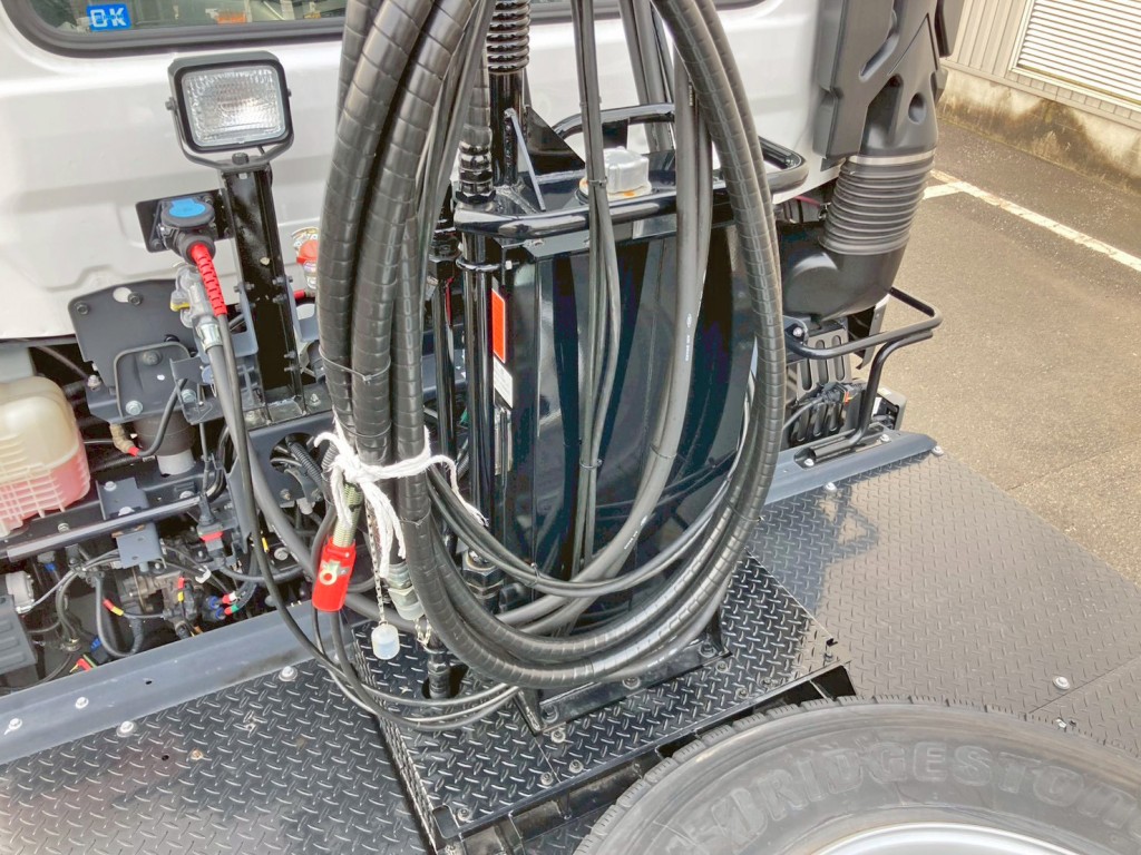 踊り場前方中央部に作動油タンクが付いています。|UDトラックス  2DG-GW6ELHの写真14