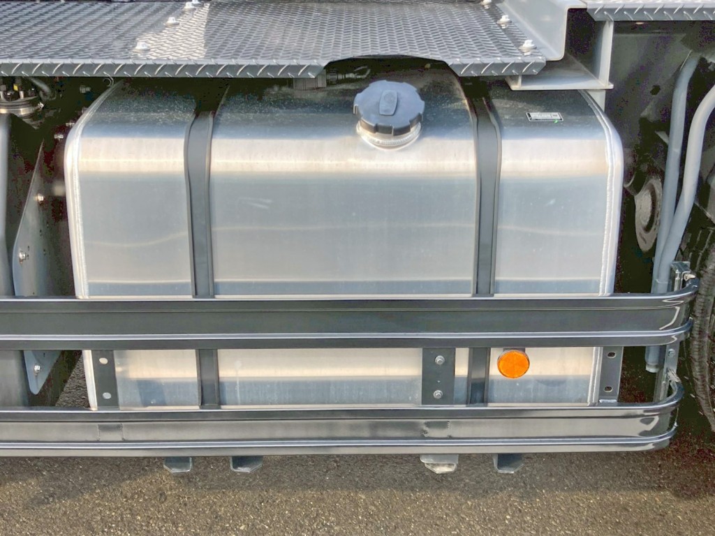燃料タンクは400Lアルミ製です。|UDトラックス  2DG-GW6ELHの写真18