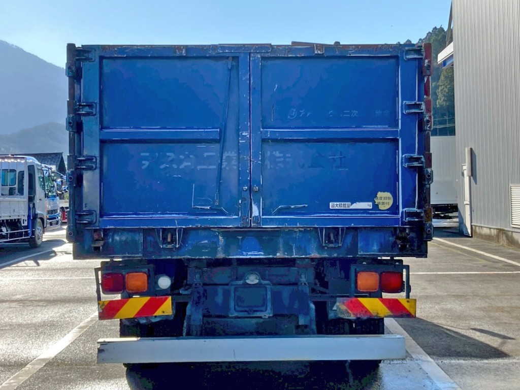 リヤ周りの状態です。(シールはがし跡があります)|三菱 ファイター QKG-FK72FZの写真9