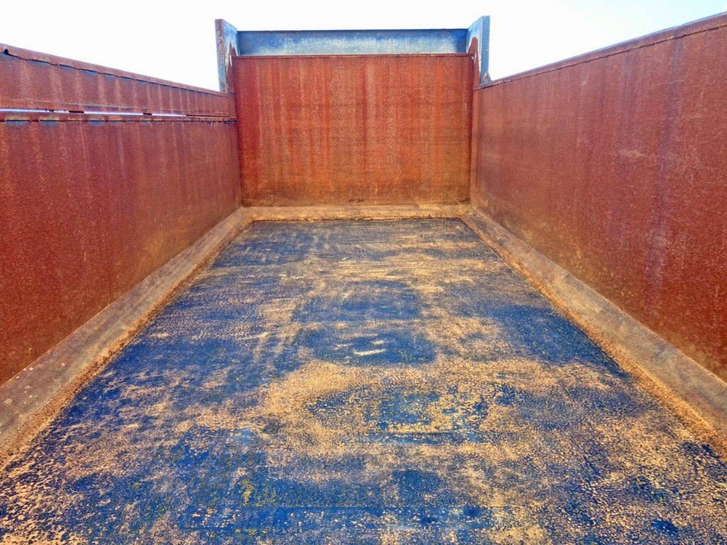 床板の所々にヘコミがあります。|三菱 ファイター QKG-FK72FZの写真12