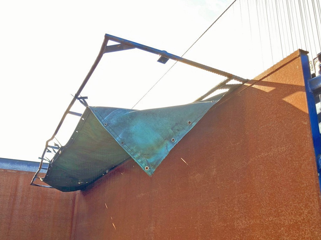 運転席側にコボレーンシートが付いています。(シート止めゴム欠品しています)|三菱 ファイター QKG-FK72FZの写真14