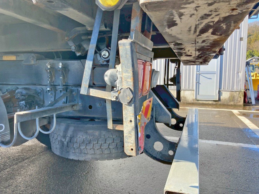 助手席側テールランプブラケット 及び ステーに曲がりがあります。|三菱 ファイター QKG-FK72FZの写真24