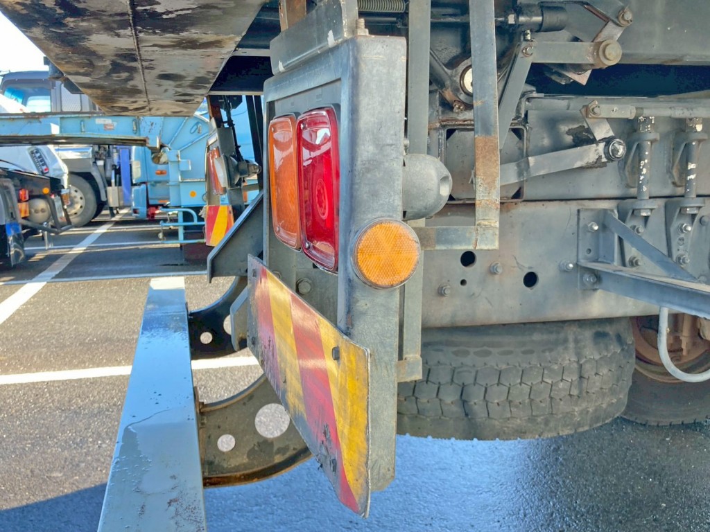 運転席側テールランプブラケット 及び ステーに曲がりがあります。|三菱 ファイター QKG-FK72FZの写真25