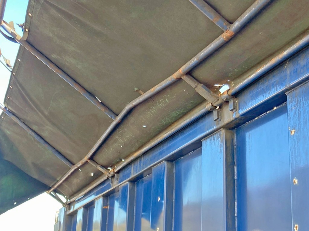 コボレーンシートに穴あき箇所があります。|三菱 ファイター QKG-FK72FZの写真30