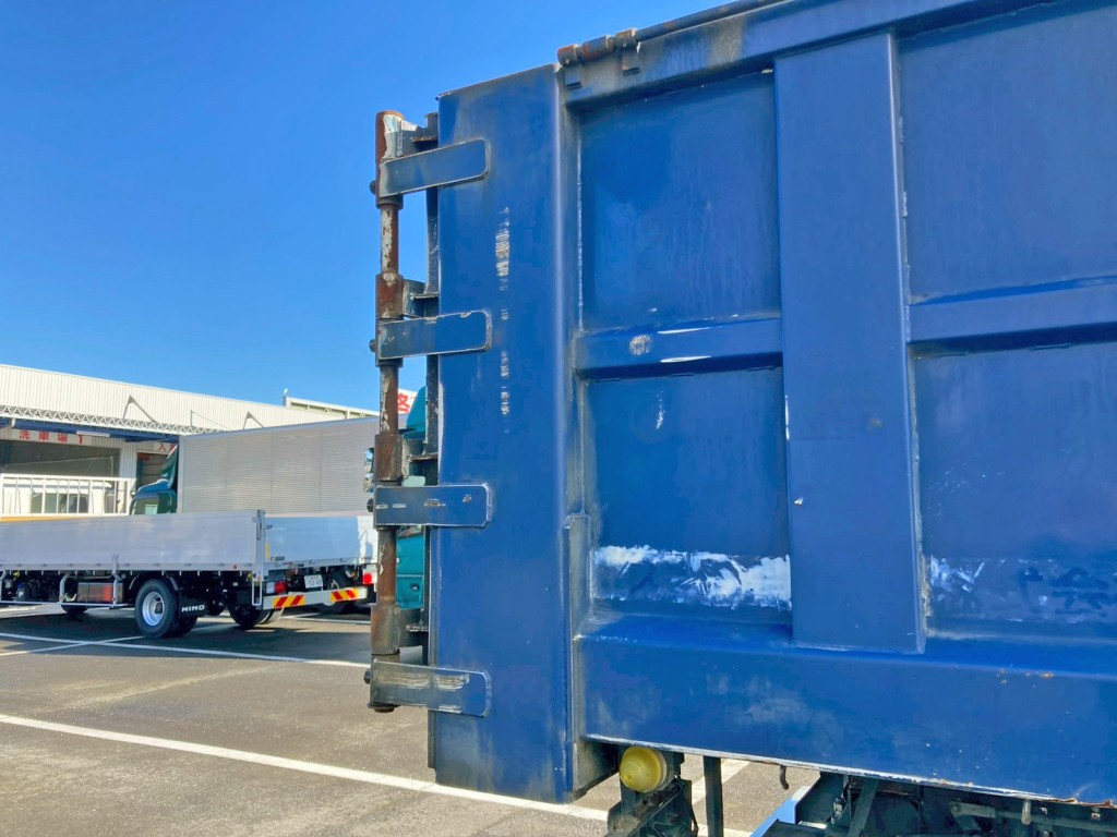 運転席側リヤ柱に引きキズがあります。|三菱 ファイター QKG-FK72FZの写真33