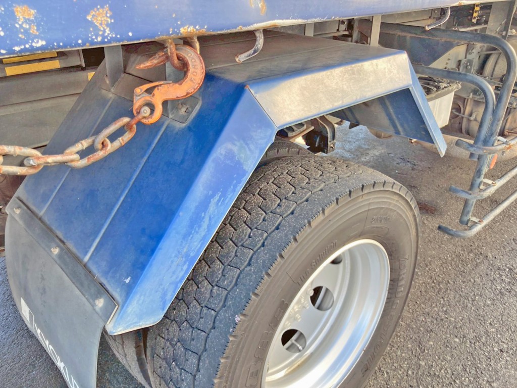 運転席側リヤフェンダーに少々曲がりがあります。|三菱 ファイター QKG-FK72FZの写真34