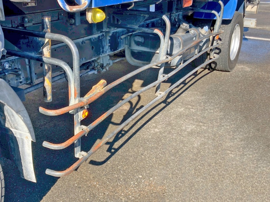 助手席側サイドバンパーに曲がりがあります。|三菱 ファイター QKG-FK72FZの写真35