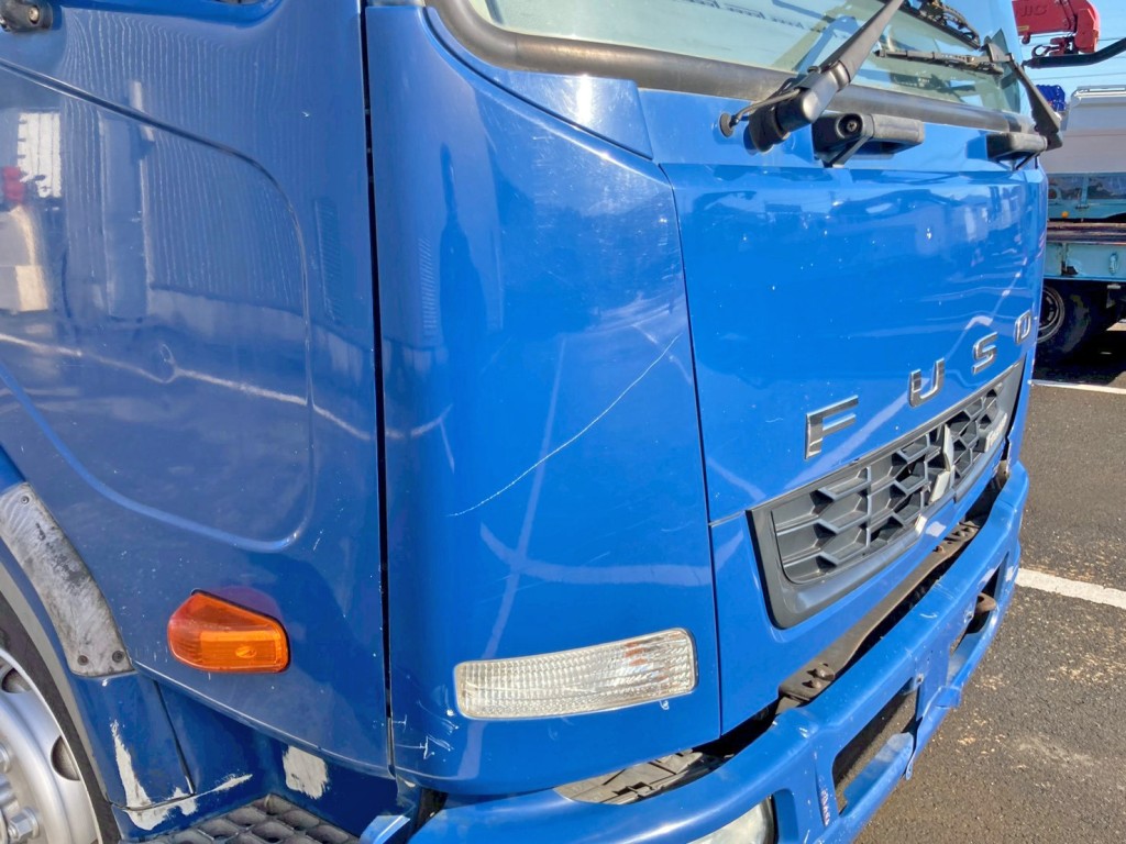 運転席側コーナーカバーに引きキズがあります。|三菱 ファイター QKG-FK72FZの写真46