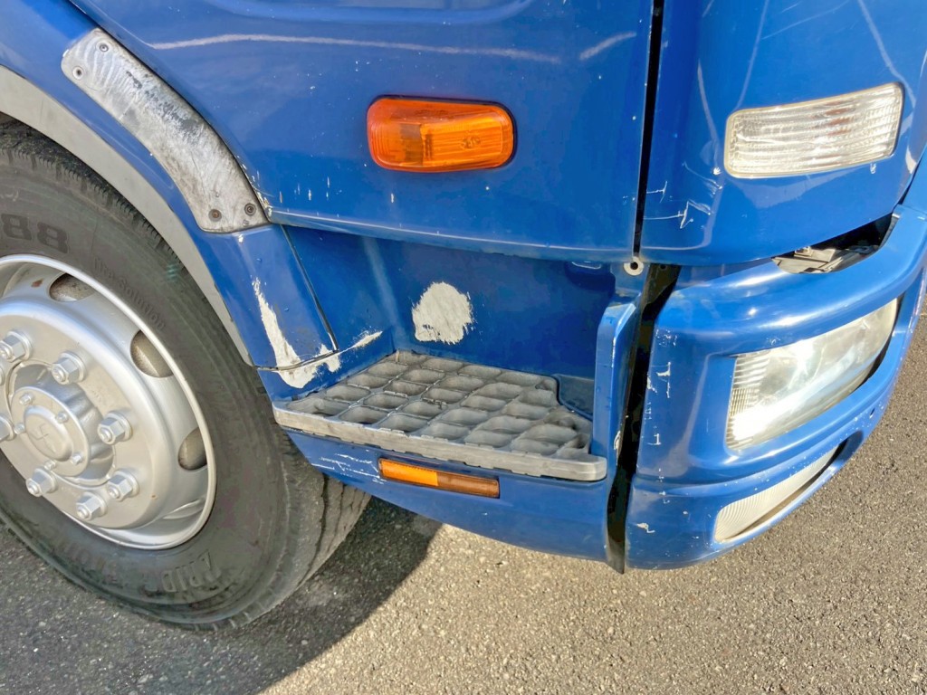 運転席側ステップ周りにキズ・塗装剥がれがあります。|三菱 ファイター QKG-FK72FZの写真47