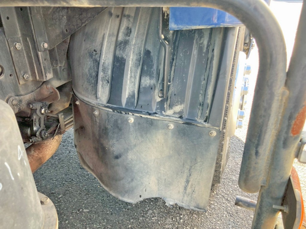 運転席側泥除けシートに少々歪みがあります。|三菱 ファイター QKG-FK72FZの写真49