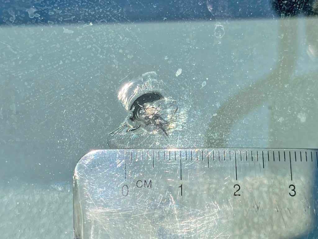 フロントガラスの助手席側下部に飛び石跡があります。|三菱 ファイター QKG-FK72FZの写真50