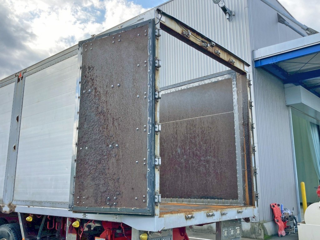 リヤ扉は観音開き式です。(助手席側)|UDトラックス クオン QPG-CD5ZLの写真11