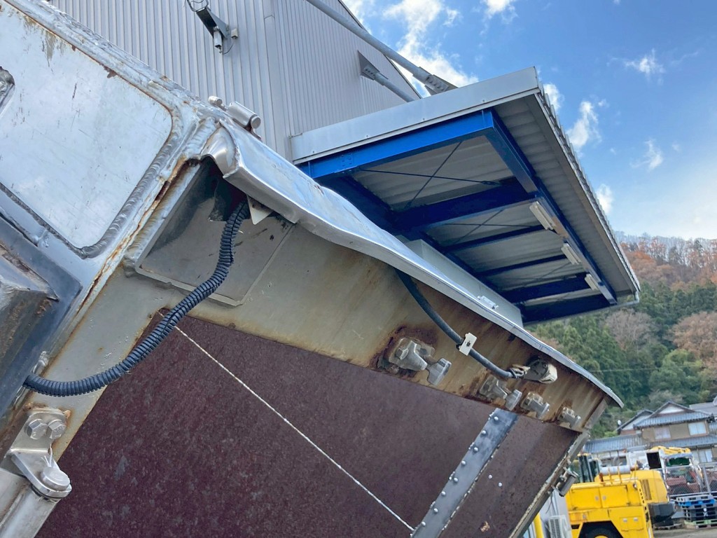 雨どいの助手席側に曲がりがあります。|UDトラックス クオン QPG-CD5ZLの写真14