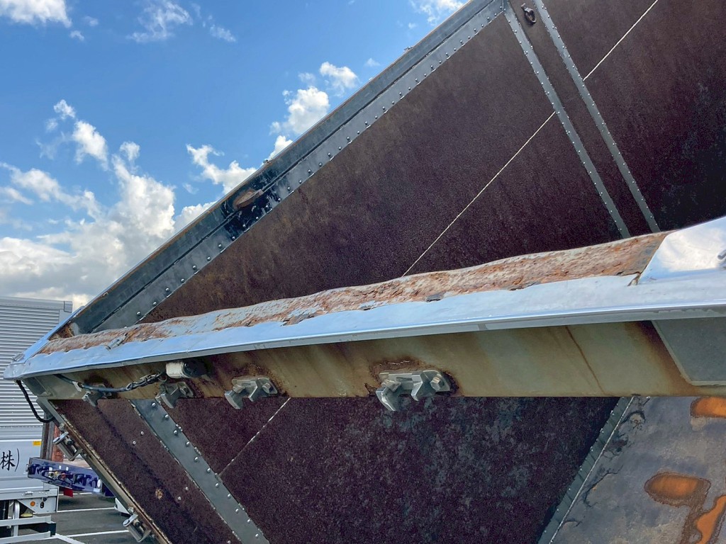 門口上部に腐食があります。|UDトラックス クオン QPG-CD5ZLの写真15