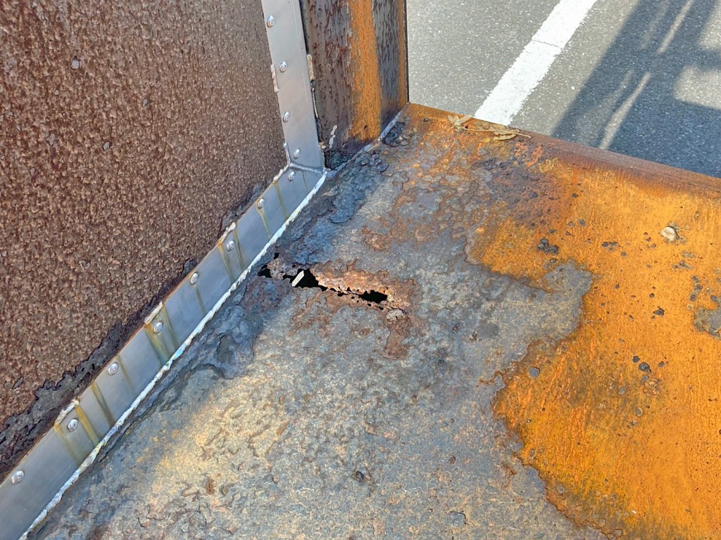 床板後方運転席側に腐食・穴あきがあります。|UDトラックス クオン QPG-CD5ZLの写真18