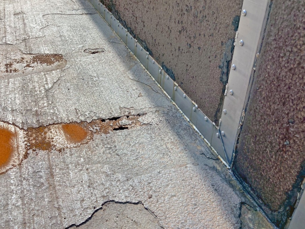 床板中央運転席側に腐食・穴あきがあります。|UDトラックス クオン QPG-CD5ZLの写真19