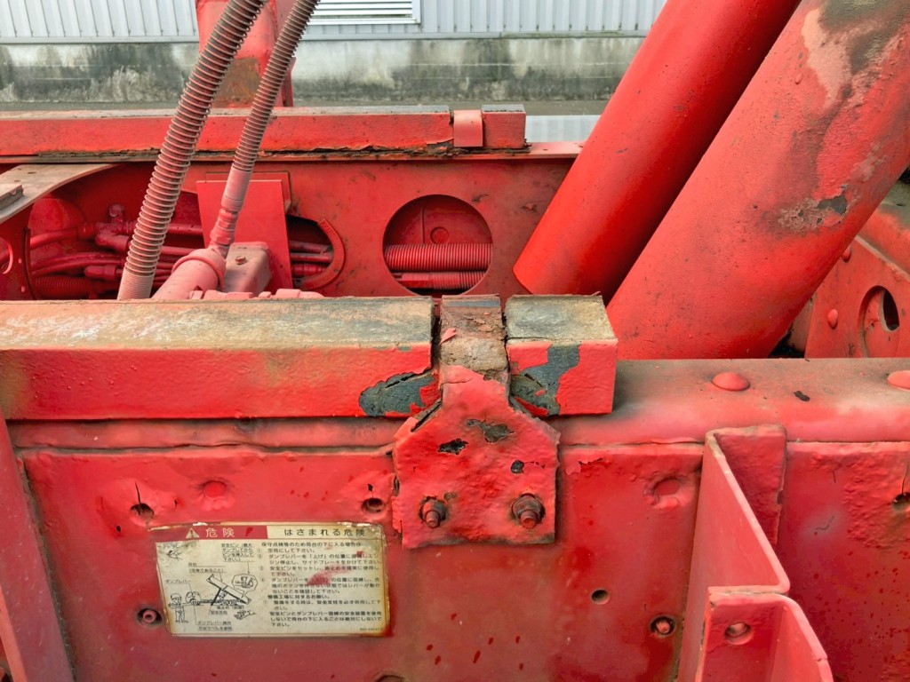 助手席側受け木の留め具部分に割れがあります。|UDトラックス クオン QPG-CD5ZLの写真27