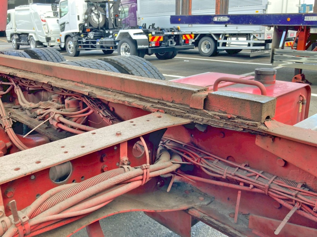 フレーム助手席側中央部にサビがあります。|UDトラックス クオン QPG-CD5ZLの写真28