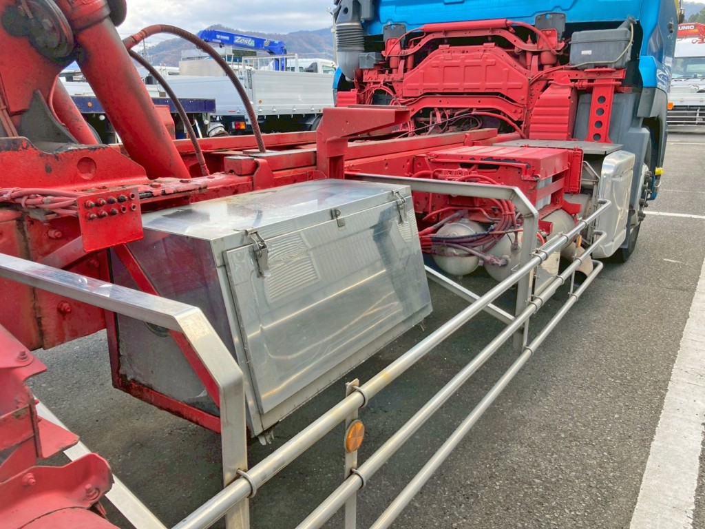 運転席側にステンレス製の工具箱が付いています。|UDトラックス クオン QPG-CD5ZLの写真31