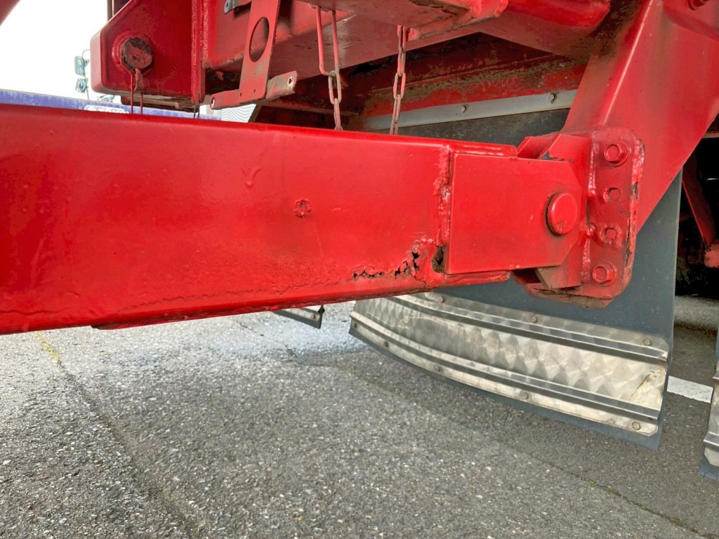 運転席側リヤバンパーステーに腐食・穴あきがあります。|UDトラックス クオン QPG-CD5ZLの写真33