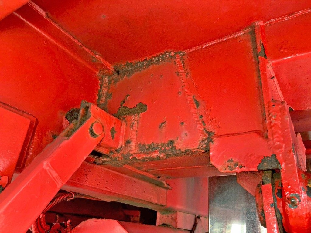 運転席側リヤバンパーステー取付部にパッチ当て箇所があります。|UDトラックス クオン QPG-CD5ZLの写真34