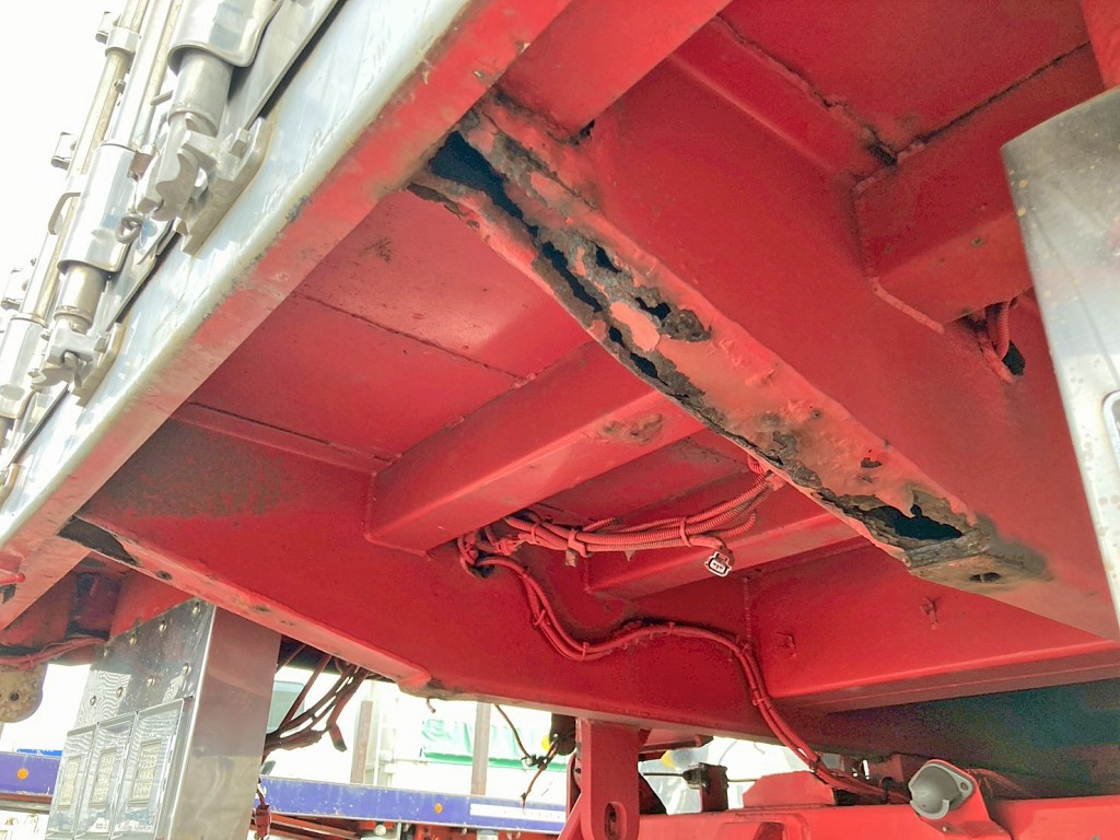 左右縦ネタ後端に腐食・穴あきがあります。(運転席側)|UDトラックス クオン QPG-CD5ZLの写真37