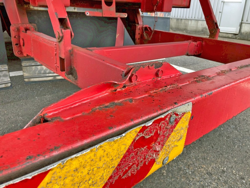 リヤバンパー助手席側取付部に曲がりがあります。|UDトラックス クオン QPG-CD5ZLの写真39