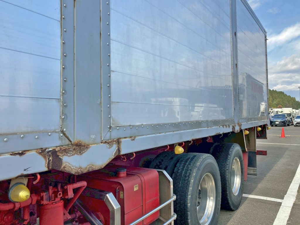 助手席側サイドレール中央前方にサビがあります。|UDトラックス クオン QPG-CD5ZLの写真41