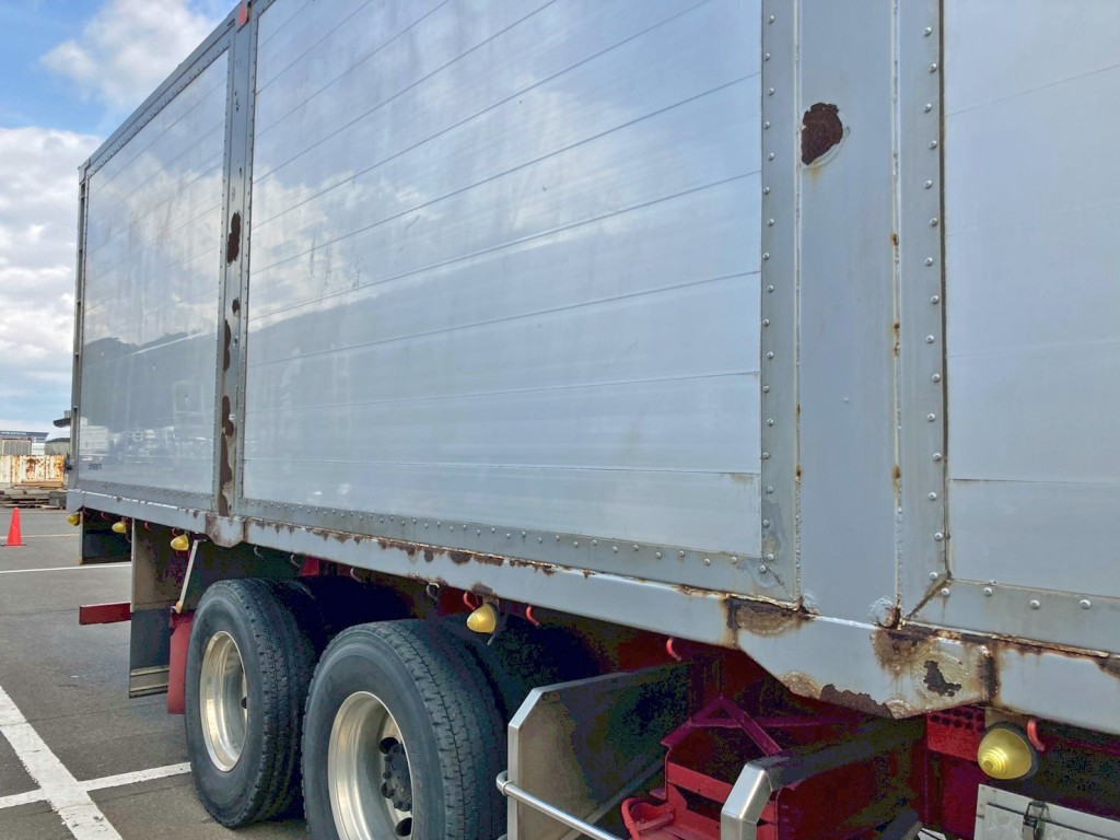 運転席側サイドレール中央部 及び 中柱にサビがあります。|UDトラックス クオン QPG-CD5ZLの写真46