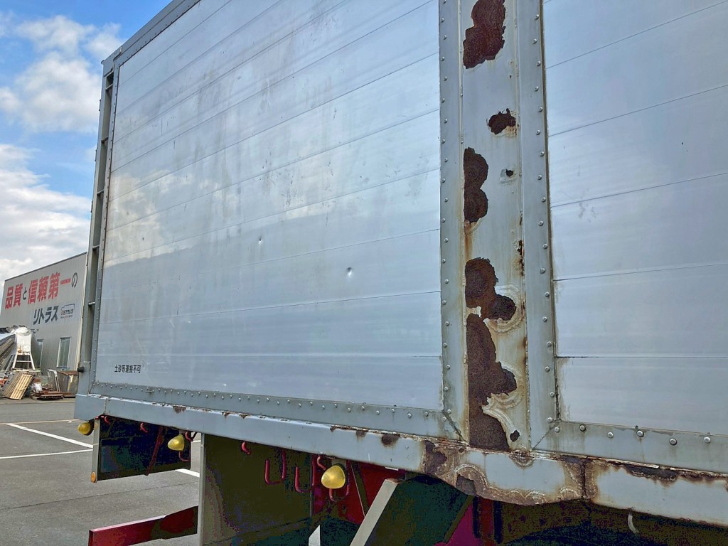 運転席側サイドレール後方 及び 中柱にサビがあります。|UDトラックス クオン QPG-CD5ZLの写真47