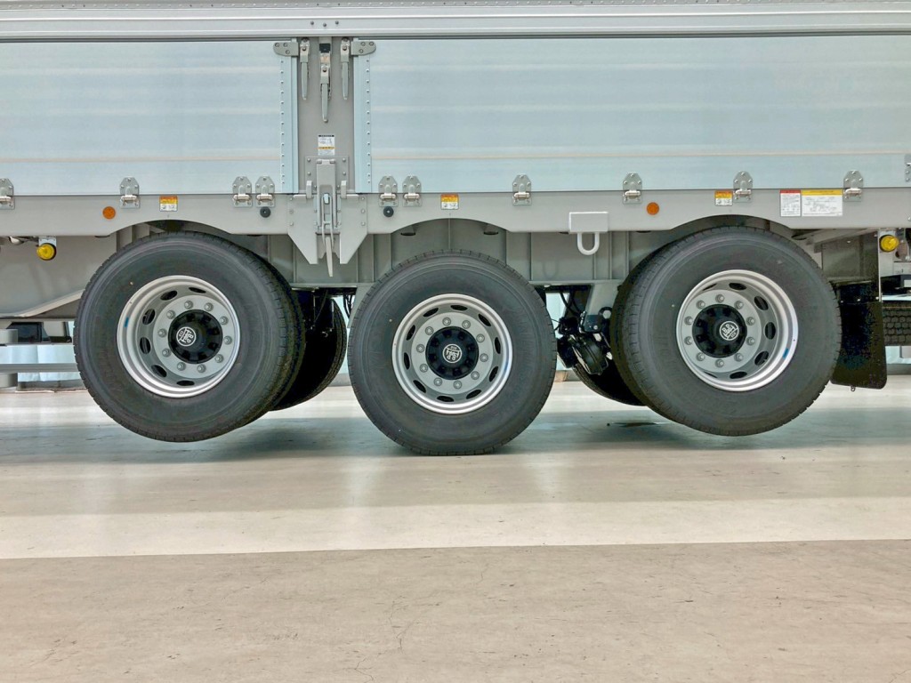 リフトアクスル機能付きです。(1・3軸目がリフトアップします)|トレクス PFB34118の写真17