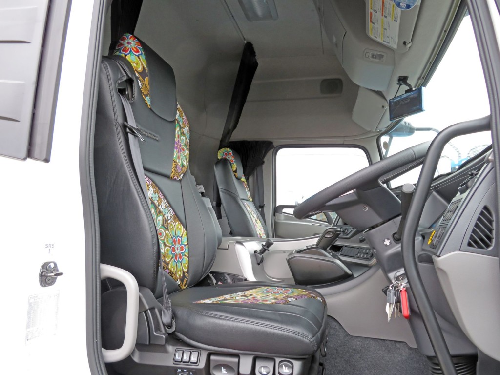 運転席及び助手席にシートカバーが取り付けられています。|UDトラックス クオン 2DG-GW6EAHの写真6