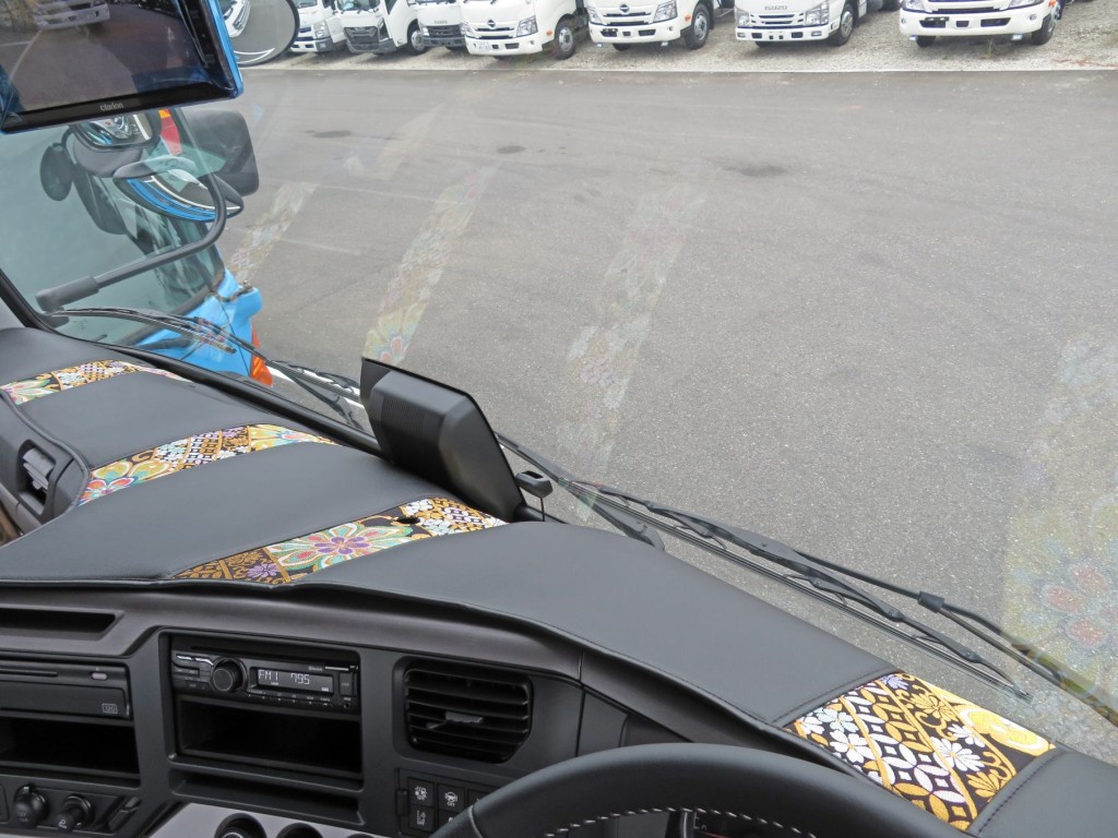 ダッシュボードマットが敷かれています。|UDトラックス クオン 2DG-GW6EAHの写真7