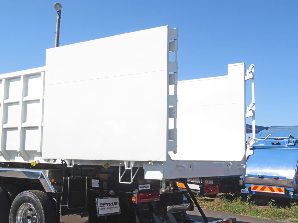 リア扉は片開式です。|三菱 スーパーグレート 2PG-FV80VZの写真11