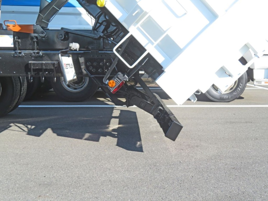 リアバンパーは可倒式です。|三菱 スーパーグレート 2PG-FV80VZの写真12