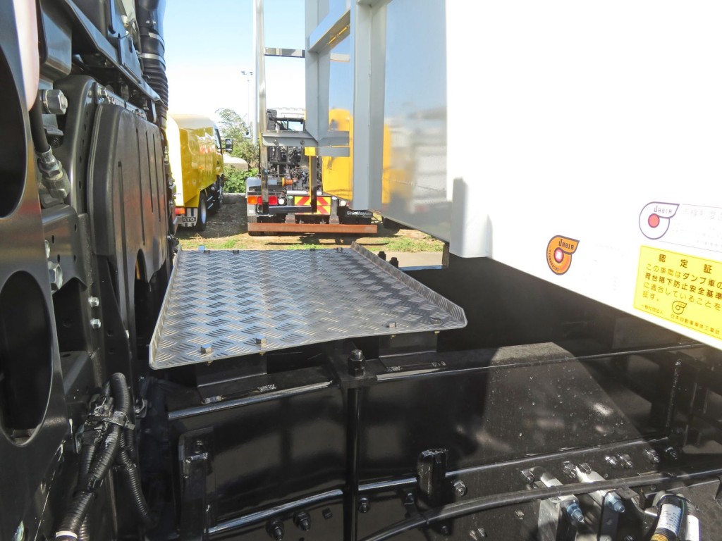 踊り場が付いています。|三菱 スーパーグレート 2PG-FV80VZの写真14