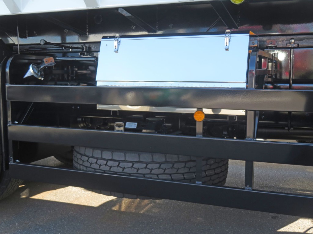 工具箱はステンレス製です。(スペアタイヤ付きです)|三菱 スーパーグレート 2PG-FV80VZの写真15