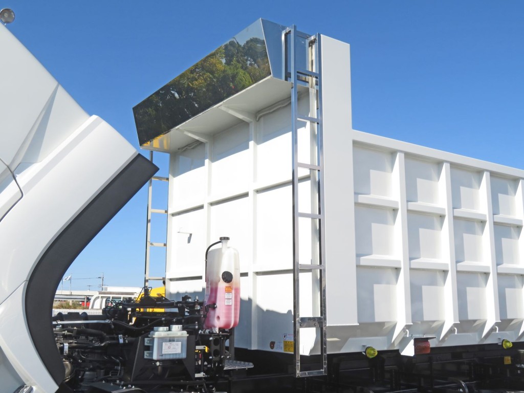 シートデッキ周り・ハシゴはステンレス製です。|三菱 スーパーグレート 2PG-FV80VZの写真16